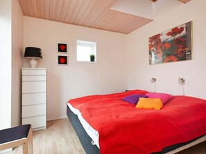 3 bedrooms, cribs/infant beds