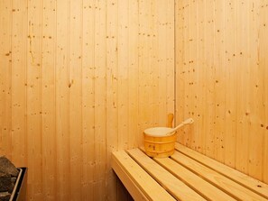 A wooden sauna with a bench and a wooden bucket. - 5 Star Holiday Home in Brovst (Brovst)