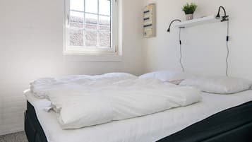 6 bedrooms, cribs/infant beds