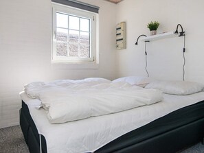 6 bedrooms, cribs/infant beds