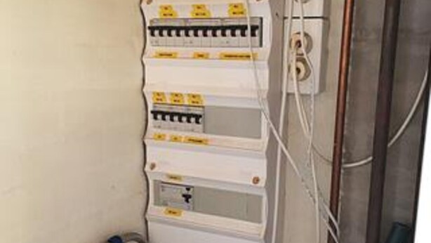 Un panneau de contrôle doté de plusieurs interrupteurs et indicateurs, probablement pour des systèmes électriques ou mécaniques.