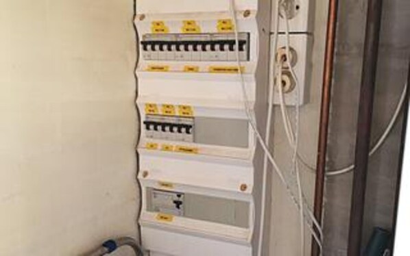Un panneau de contrôle doté de plusieurs interrupteurs et indicateurs, probablement pour des systèmes électriques ou mécaniques.