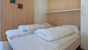 4 bedrooms, cribs/infant beds