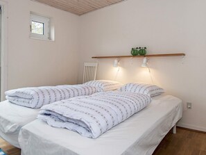 4 bedrooms, cribs/infant beds