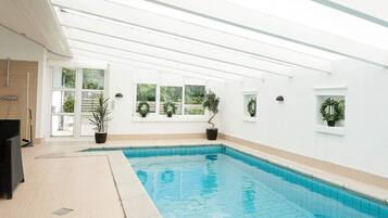 Innendørsbasseng og utendørsbasseng