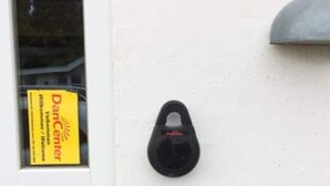 A door with a yellow sign and a black intercom. - 5 Star Holiday Home in Ega (Aarhus)