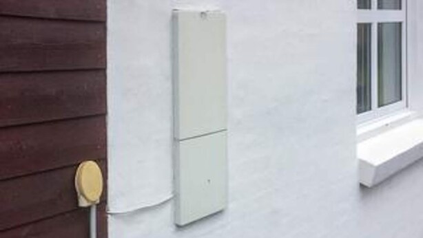 A white exterior wall with a white electrical box mounted on it. - 5 Star Holiday Home in Ega (Aarhus)