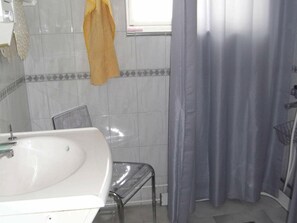 Shower, towels - 2 Person Holiday Home in Kungshamn (Kungshamn)