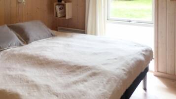 3 bedrooms, cots/infant beds