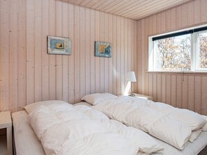 6 bedrooms, cribs/infant beds