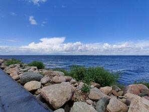 Línia de costa rocosa amb vista al mar i al cel.