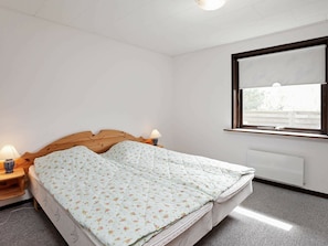 5 bedrooms, cribs/infant beds