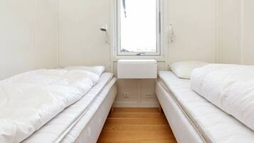 4 bedrooms, cots/infant beds