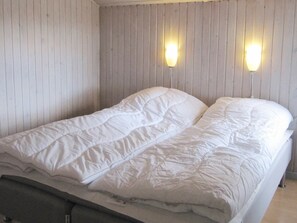 3 bedrooms, cribs/infant beds