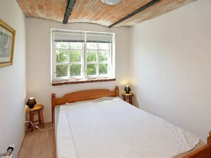 3 bedrooms, cribs/infant beds