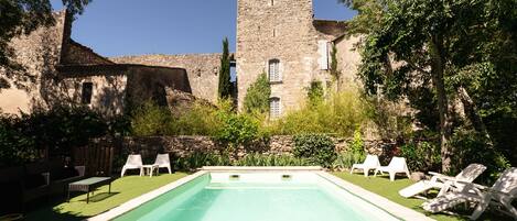 En säsongsöppen utomhuspool