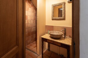 Shower, pengering rambut,  dan handuk