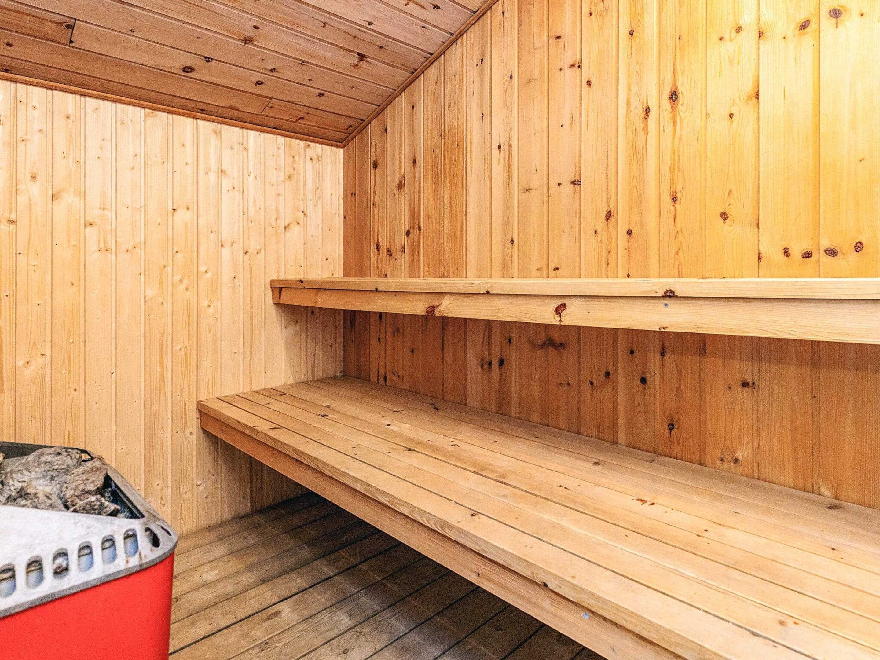 Sauna, jossa on puuseinät ja penkki.