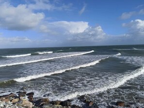 Una costa rocosa con olas.