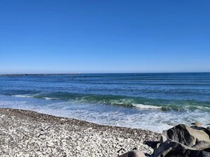 A rocky shoreline with waves crashing onto the pebbles. - 4 Star Holiday Home in Hanstholm (Hanstholm)