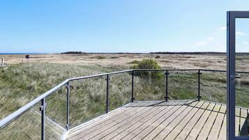 Hus | Utsikt mot innsjø