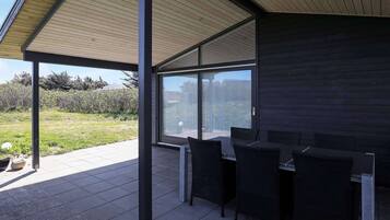 House | Pemandangan dari hartanah