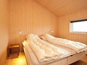 4 bedrooms, cribs/infant beds
