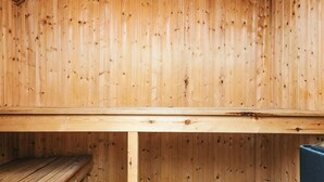 Un sauna en bois avec des bancs.