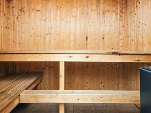 Una sauna de madera con bancos.