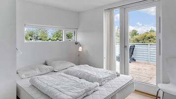 3 bedrooms, cots/infant beds