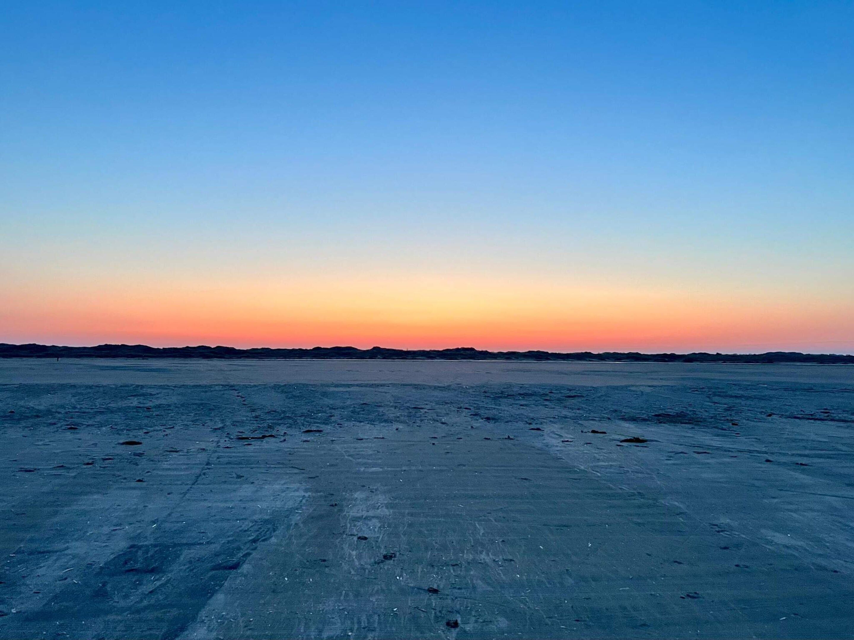 Un paysage plat et vaste, sous un ciel dégagé.