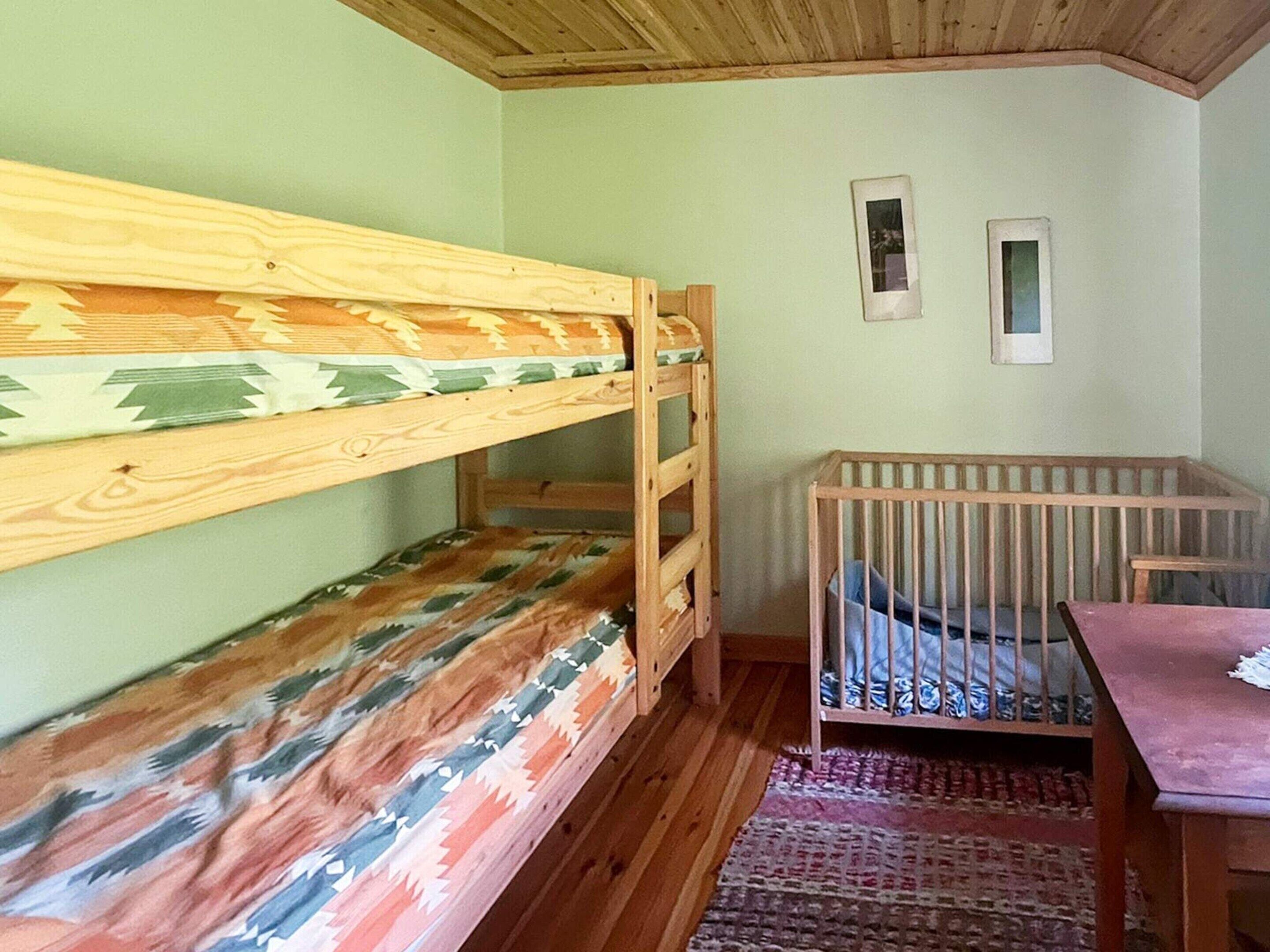 2 عدّة غرف نوم وطراز فريد لكل وحدة وملاءات أسرّة