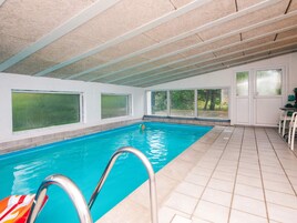 Casa | Piscina | Una piscina cubierta, una piscina al aire libre