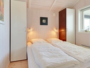 3 bedrooms, cribs/infant beds