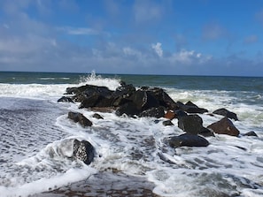 A rocky shoreline with waves crashing against the rocks. - 5 Star Holiday Home in Ulfborg (Ulfborg)
