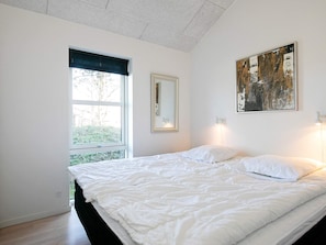 3 bedrooms, cribs/infant beds
