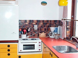 Fridge, microwave, oven, coffee/tea maker
