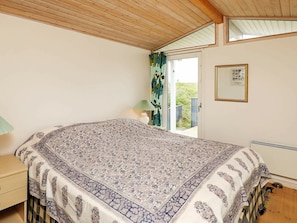 2 bedrooms, cribs/infant beds