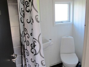 House | Bathroom - 5 Person Holiday Home in Hals (Hals)