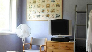 4 bedrooms, individually furnished, bed sheets - Holiday Home in Hult (Hult)