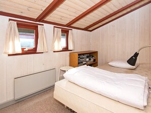 4 bedrooms, cribs/infant beds