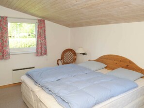 2 bedrooms, cribs/infant beds