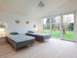 3 bedrooms, cribs/infant beds