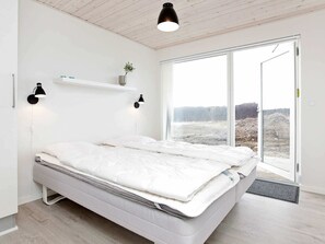 4 bedrooms, cots/infant beds