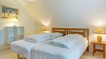 3 bedrooms, cots/infant beds