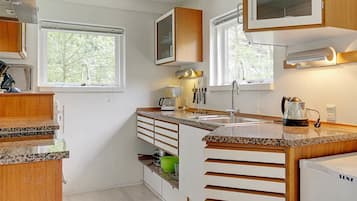 Coffee/tea maker, fridge, microwave, stovetop
