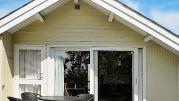 1 bedroom, cribs/infant beds