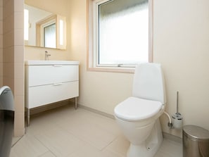 Bathroom - Peaceful Holiday Home in Henne With Sea View (Henne)