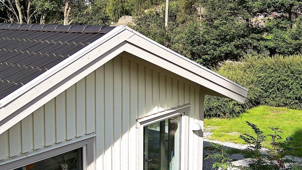 A single-story building with a sloped roof, a window, and a door. - Holiday Home in KÃ¥llekÃ¤rr (Kållekärr)