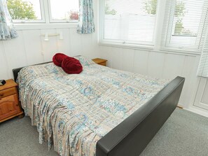 2 bedrooms, cribs/infant beds
